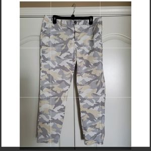 Tommy Hilfiger Slim-Fit Rolled Camo-Print Chino Pa